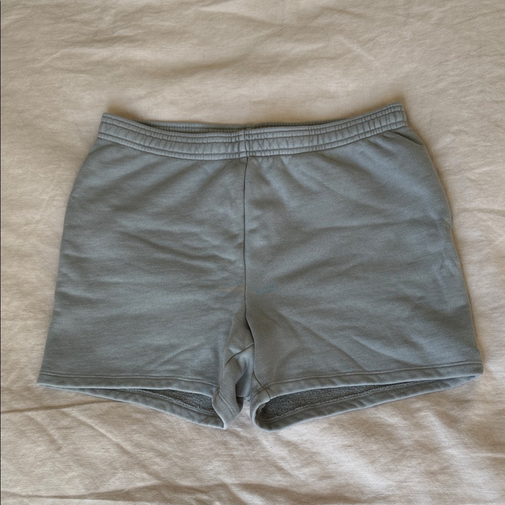 SKIMS GRAY OUTDOOR FLEECE SHORT SIZE M / NWT / COLOR PACIFIC